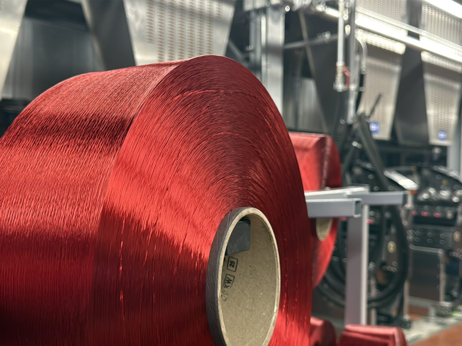 ERPOY tesisinde kırmızı polyester iplik üretimi